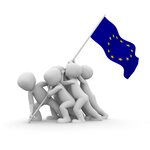 mehrere kleine Figuren hießen eine Europaflagge